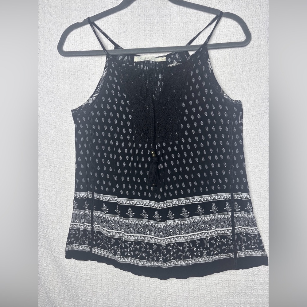 Solitaire Black and White Sleeveless Blouse‎